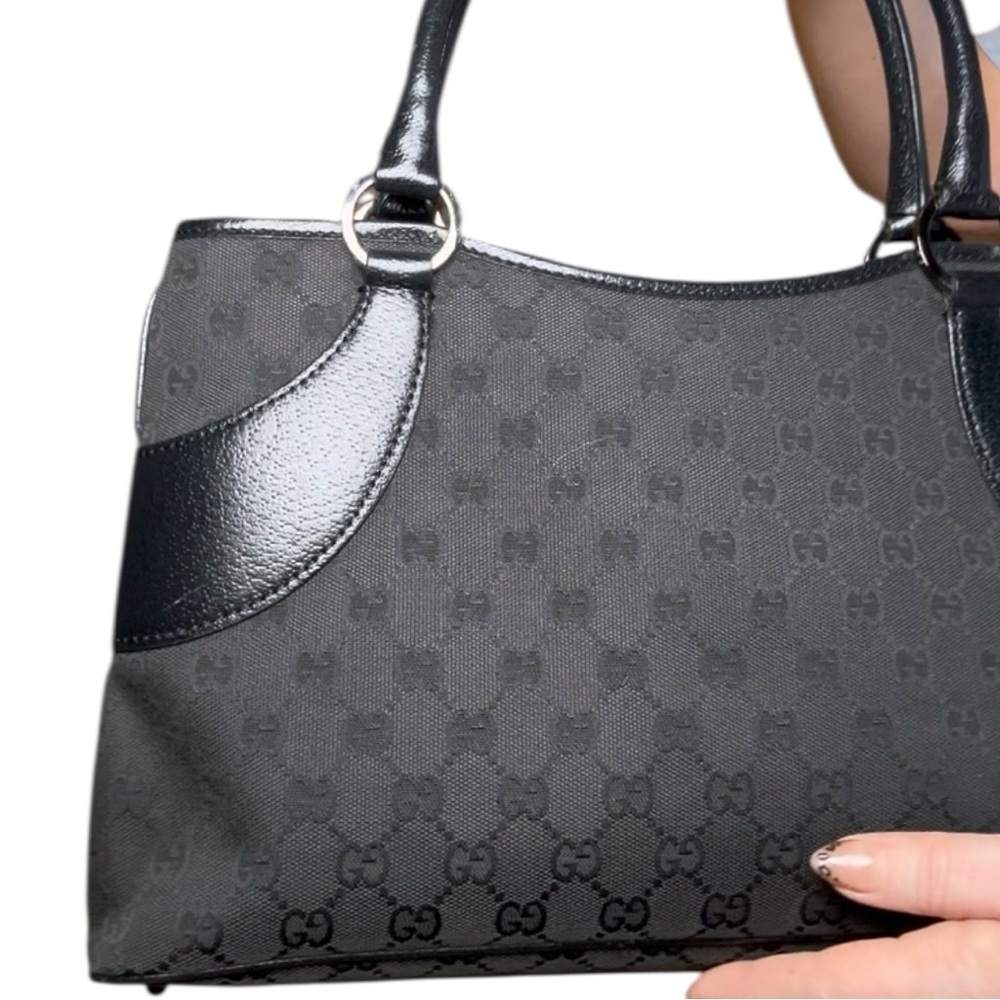 Gucci black GG canvas tote featuring tonal black leather trim - Picture 6 of 16